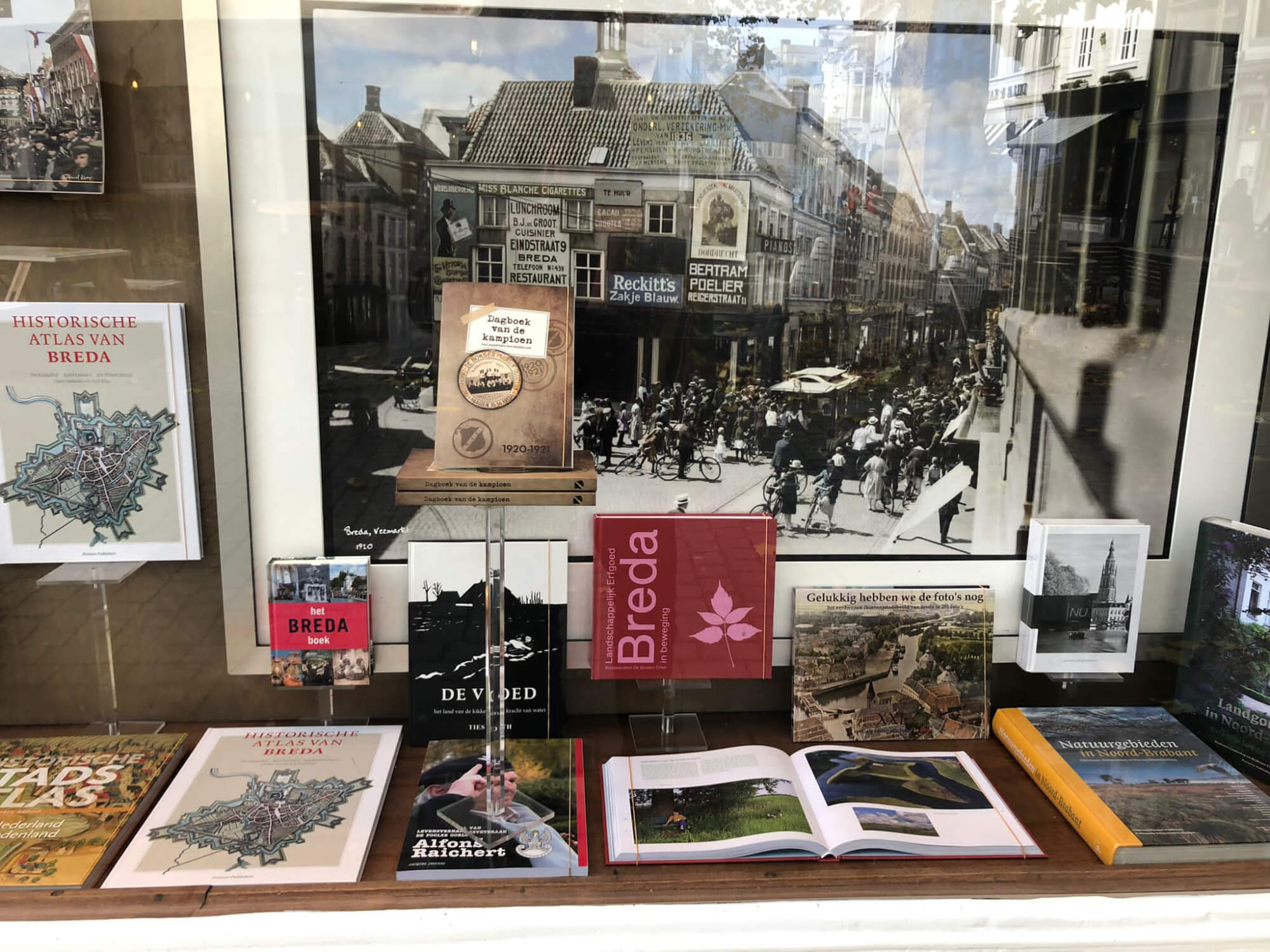 'Dagboek van de Kampioen' neemt bij de Vrije Boekhandel in de Bredase binnenstad een prominente plaats in in de etalage